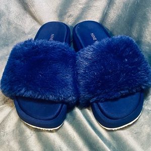 NIne west platform fuzzy sandals